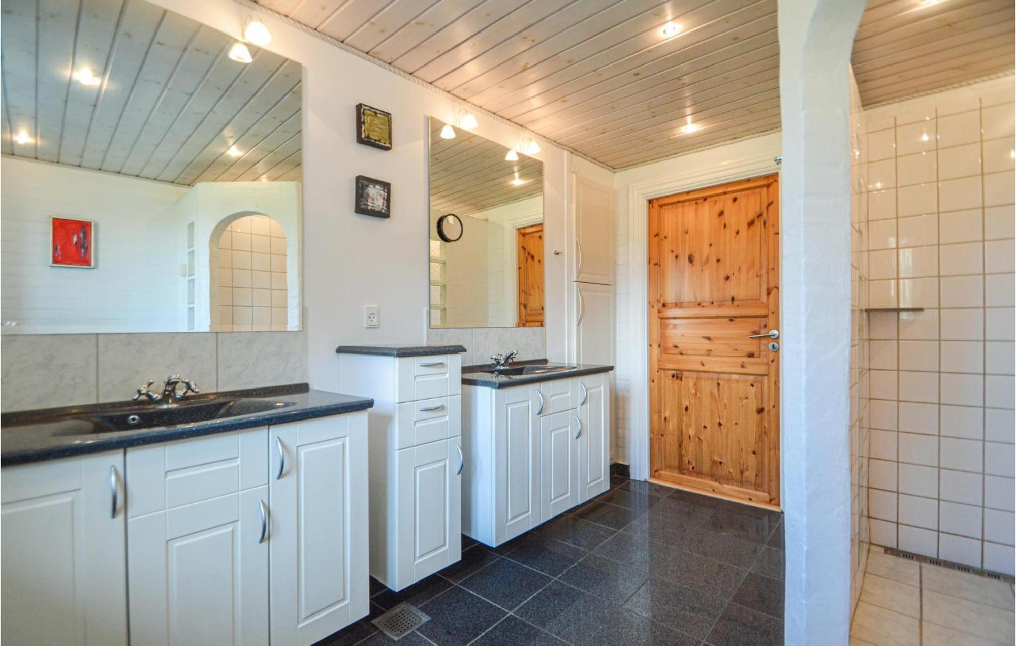 Awesome Home In Bredebro With Kitchen Ballum Luaran gambar