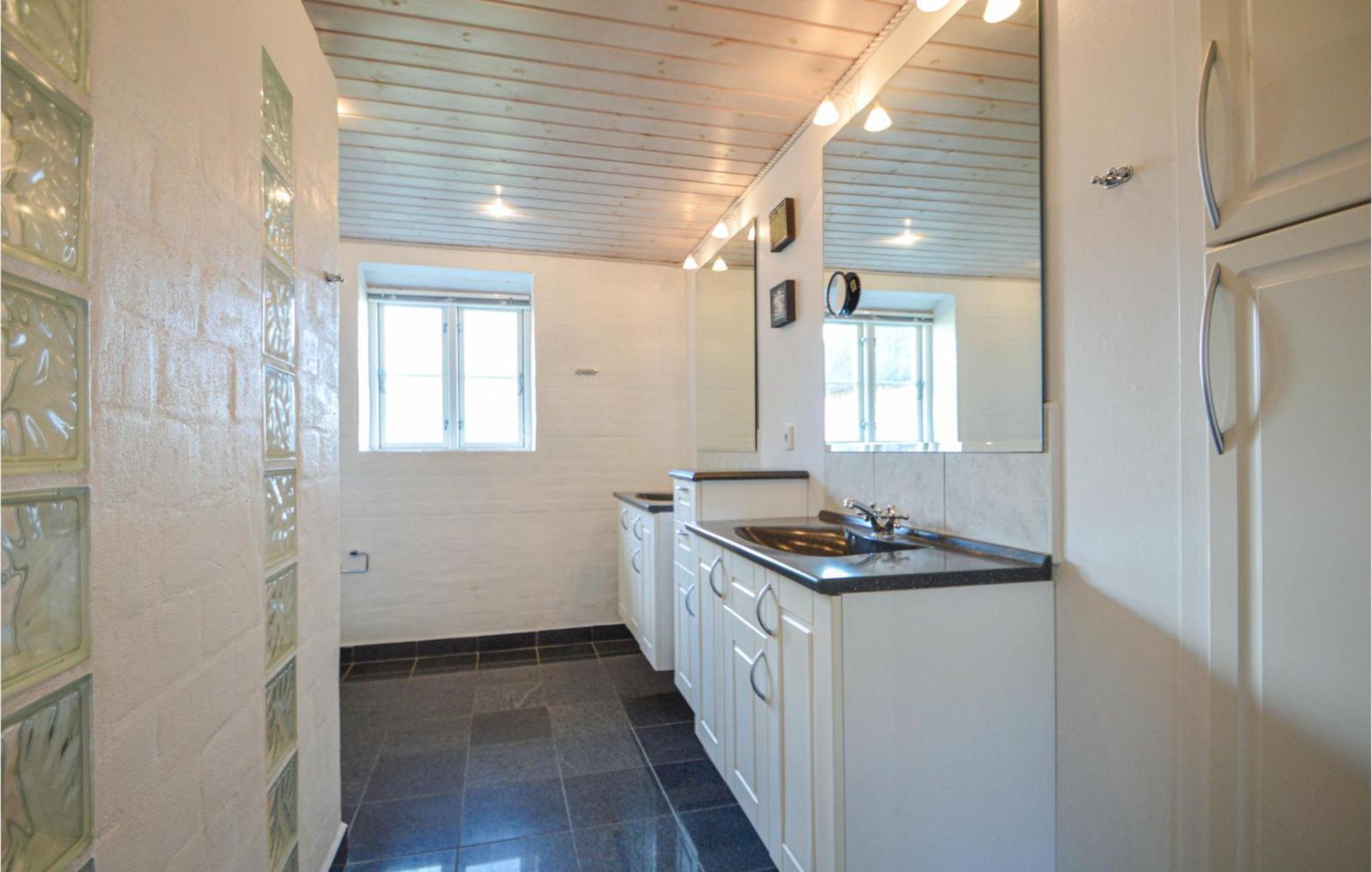 Awesome Home In Bredebro With Kitchen Ballum Luaran gambar
