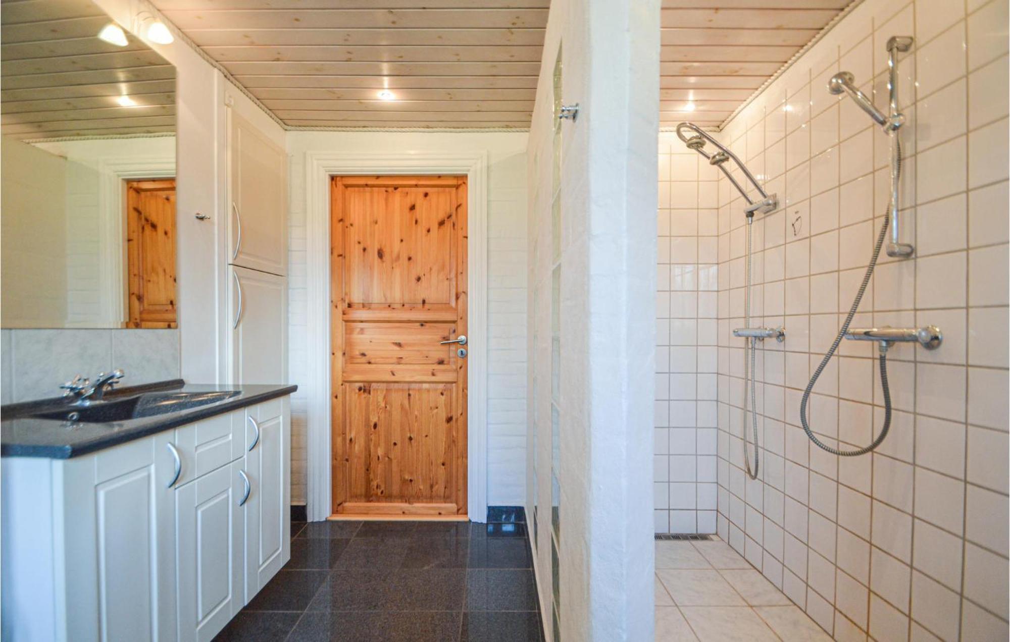 Awesome Home In Bredebro With Kitchen Ballum Luaran gambar